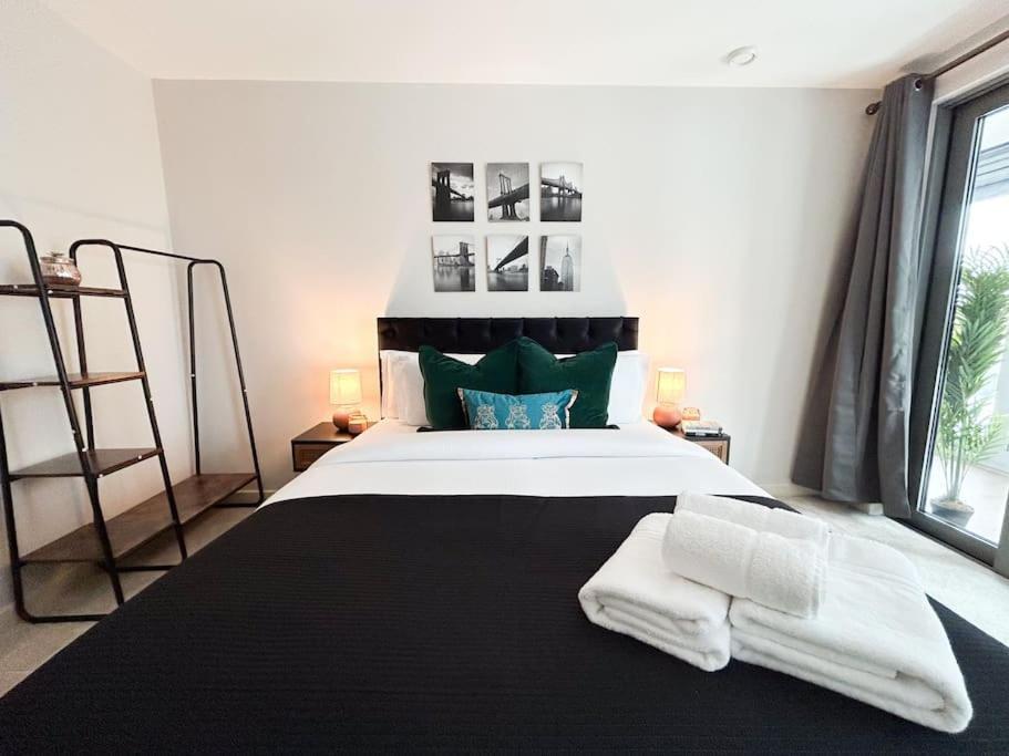 Stylish Urban Sanctuary With Parking Appartement Londen Buitenkant foto