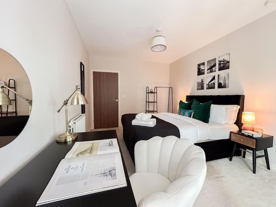 Stylish Urban Sanctuary With Parking Appartement Londen Buitenkant foto