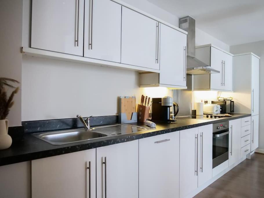 Stylish Urban Sanctuary With Parking Appartement Londen Buitenkant foto