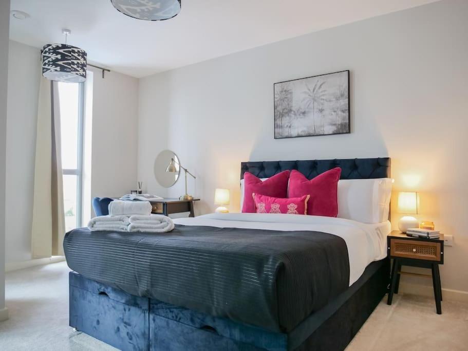 Stylish Urban Sanctuary With Parking Appartement Londen Buitenkant foto