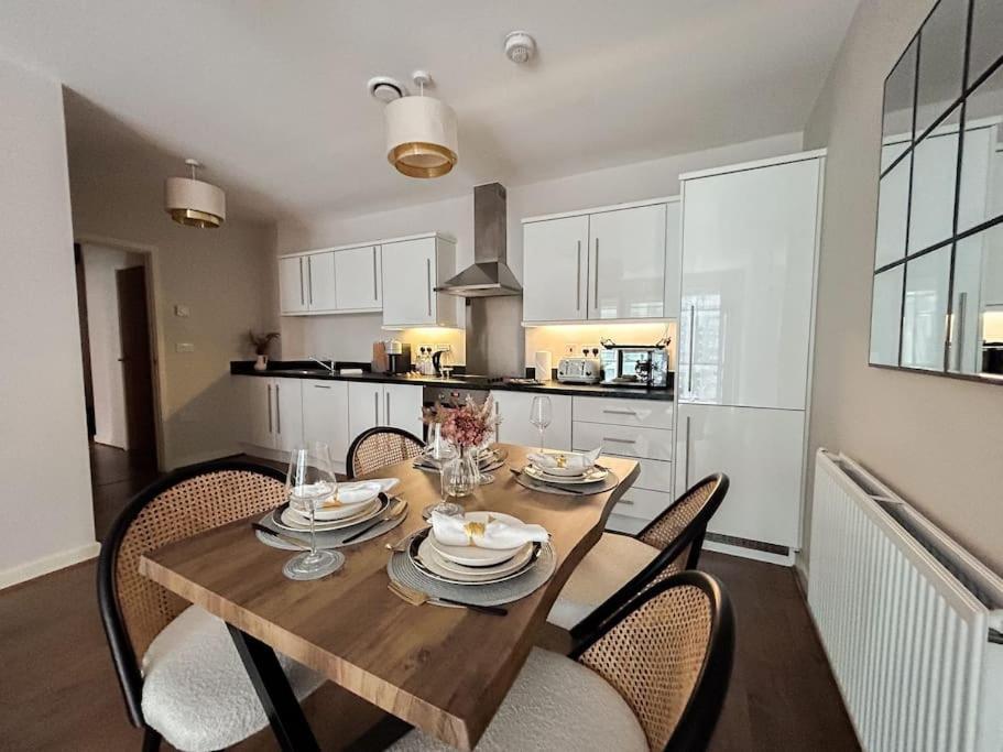 Stylish Urban Sanctuary With Parking Appartement Londen Buitenkant foto