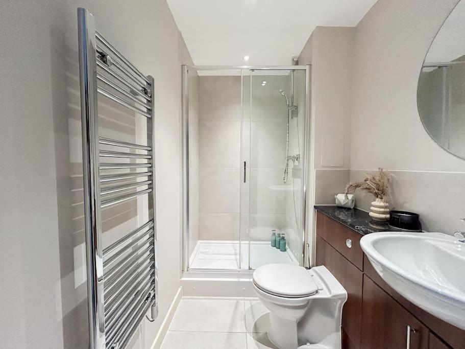 Stylish Urban Sanctuary With Parking Appartement Londen Buitenkant foto