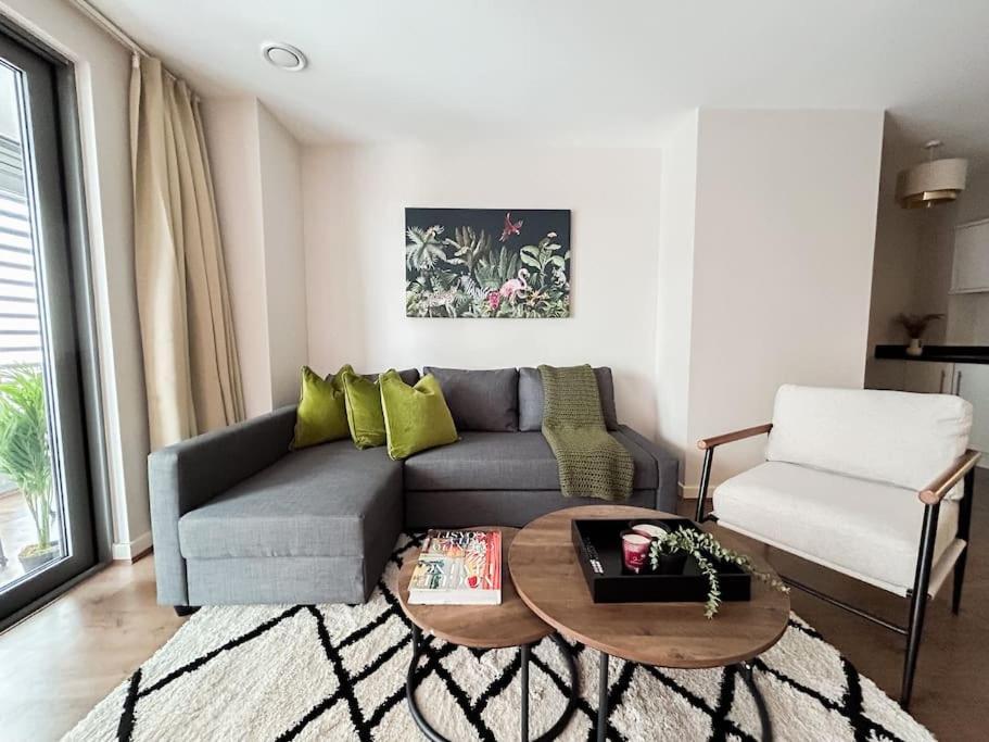 Stylish Urban Sanctuary With Parking Appartement Londen Buitenkant foto