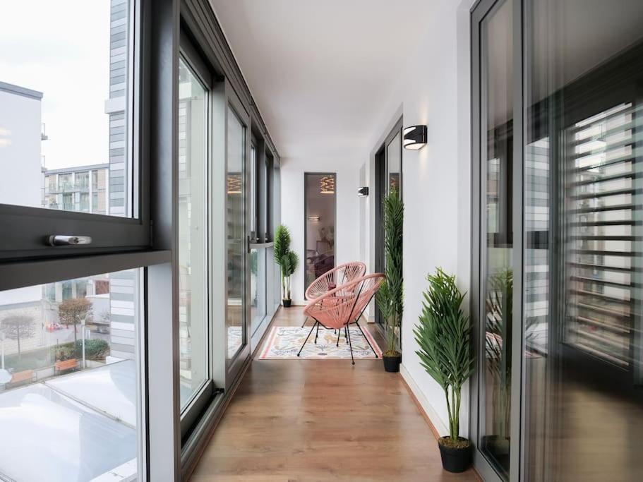 Stylish Urban Sanctuary With Parking Appartement Londen Buitenkant foto