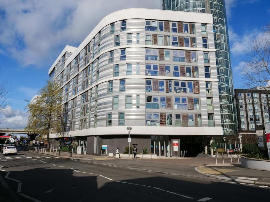 Stylish Urban Sanctuary With Parking Appartement Londen Buitenkant foto