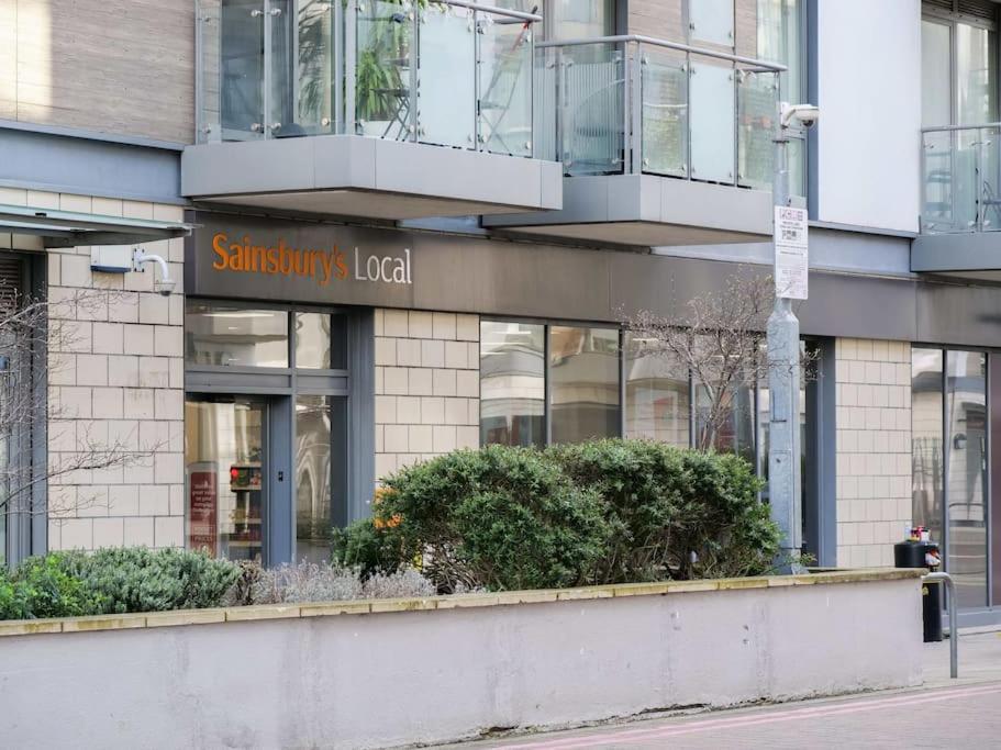 Stylish Urban Sanctuary With Parking Appartement Londen Buitenkant foto