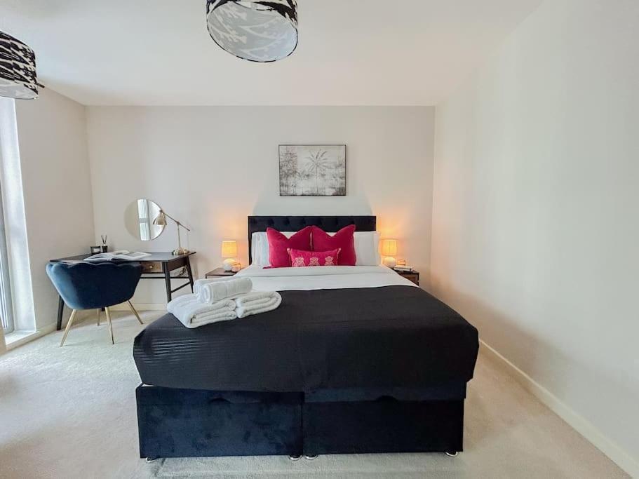 Stylish Urban Sanctuary With Parking Appartement Londen Buitenkant foto