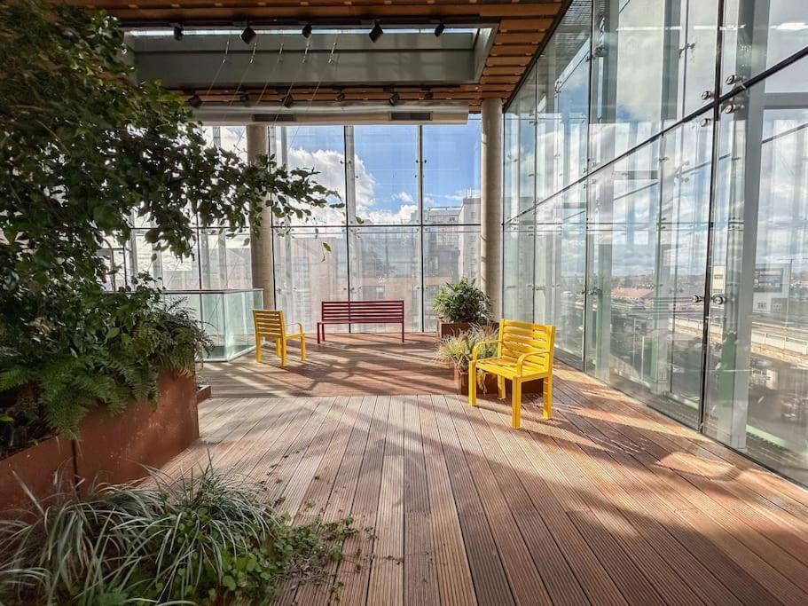 Stylish Urban Sanctuary With Parking Appartement Londen Buitenkant foto