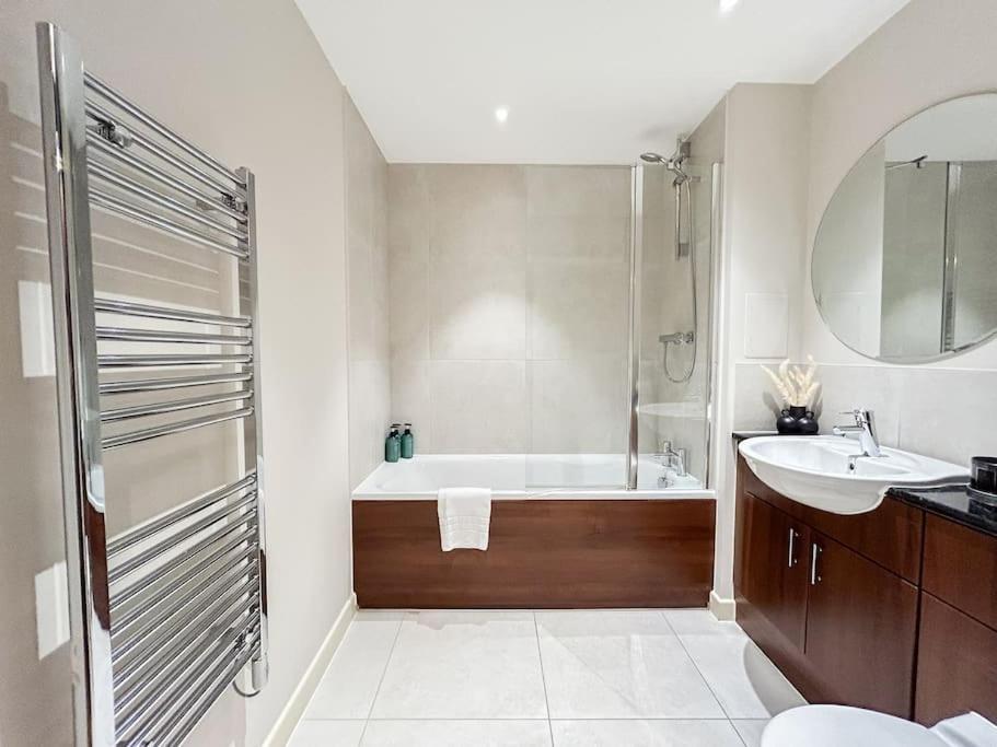 Stylish Urban Sanctuary With Parking Appartement Londen Buitenkant foto