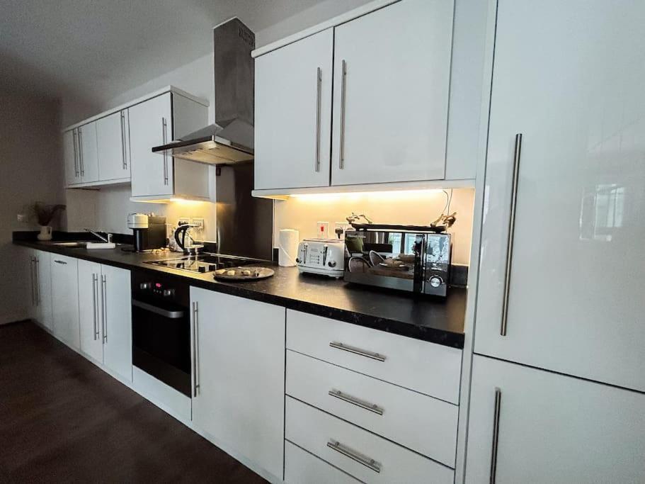 Stylish Urban Sanctuary With Parking Appartement Londen Buitenkant foto
