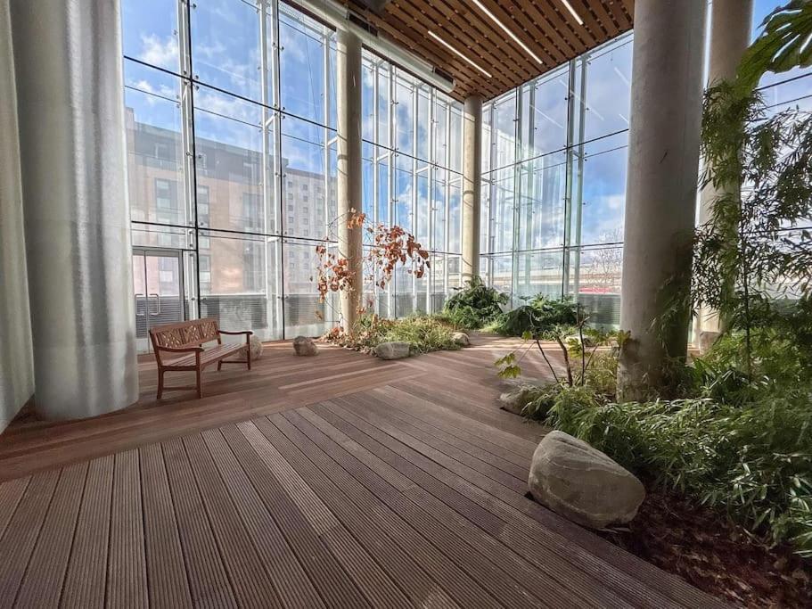 Stylish Urban Sanctuary With Parking Appartement Londen Buitenkant foto