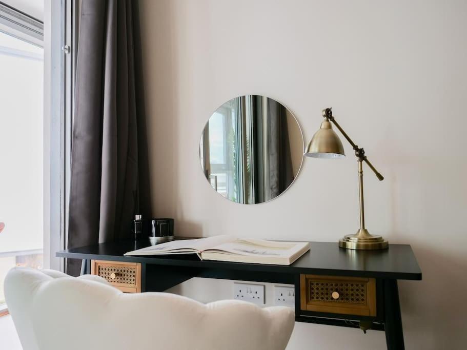 Stylish Urban Sanctuary With Parking Appartement Londen Buitenkant foto