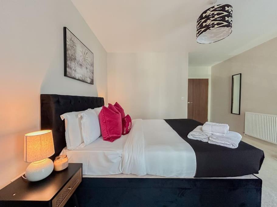 Stylish Urban Sanctuary With Parking Appartement Londen Buitenkant foto