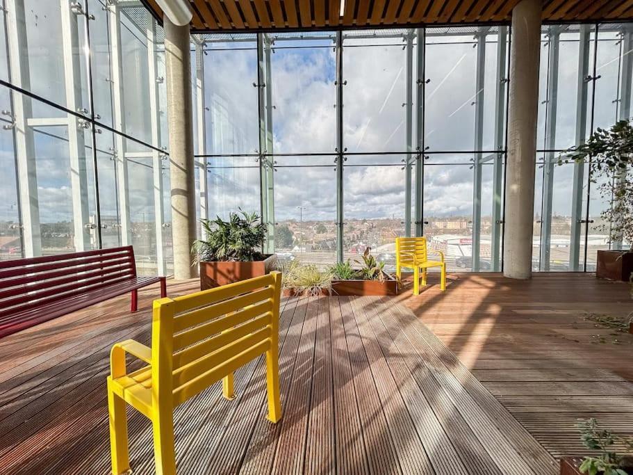 Stylish Urban Sanctuary With Parking Appartement Londen Buitenkant foto